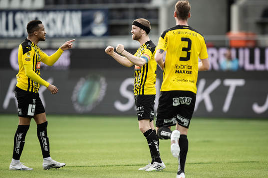 Häckens Rasmus Lindgren jublar med Martin Olsson  efter 2-0