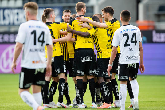 Häckens Rasmus Lindgren jublar med lagkamrater efter 2-0 på frispark