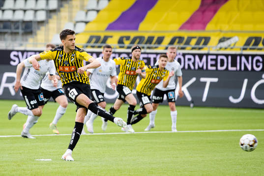 Häckens Alexander Jeremejeff  skjuter 1-0 på straff bakom Örebros målvakt Bobby Allain