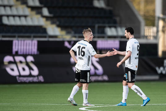 Örebros Agon Mehmeti och David Seger jublar efter 2-1