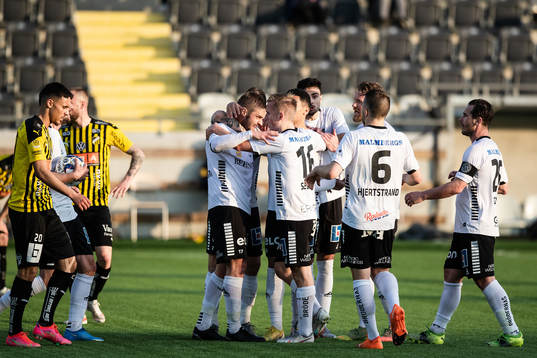 Örebros Johan Mårtensson jublar