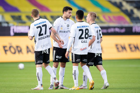 Örebros Deniz Hümmet jublar ihop med lagkamrater efter slutsignalen
