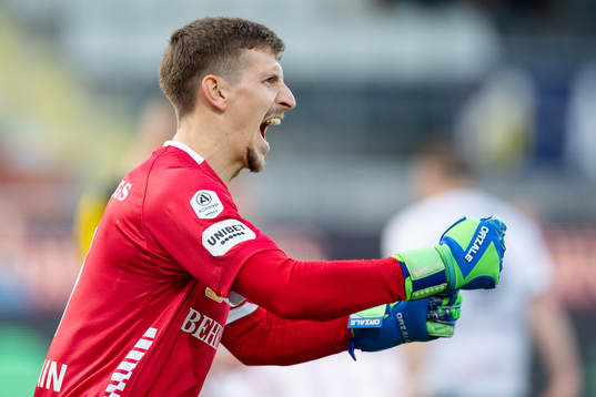 Örebros målvakt Bobby Allain jublar