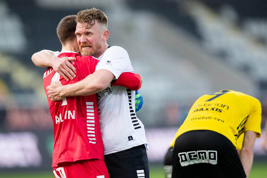 Örebros målvakt Bobby Allain och Michael Almebäck jublar