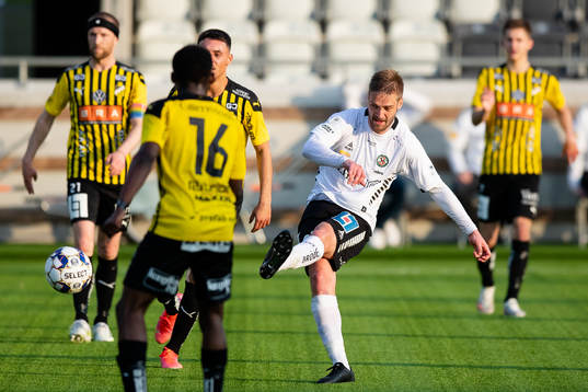 Örebros Johan Mårtensson skjuter 2-2