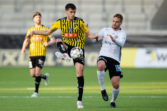 Häckens Alexander Jeremejeff  och Örebros Johan