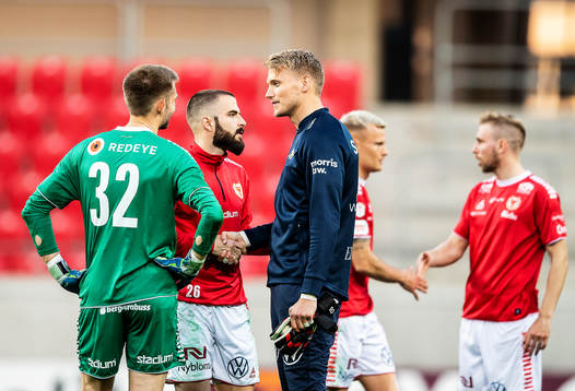 Kalmars målvakt Lucas Hägg Johansson och Filip Sachpekidis samt IFK Göteborgs målvakt Ole Söderberg