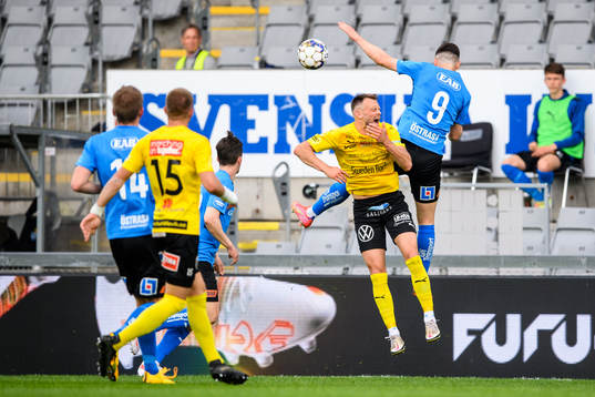 Mjällbys Max Watson i en duell med Halmstads Markus