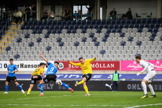 Halmstads Markus Antonsson och Mjällbys Jacob Bergström