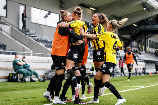Häckens spelare jublar efter 1-0 av Filippa Angeldahl 