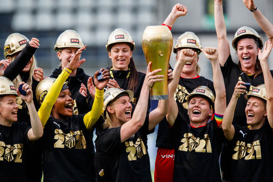 Häckens Stina Blackstenius jublar med Susanne Erlandssons pokal