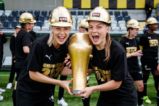 Häckens Lotta Ökvist och Johanna Rytting Kaneryd jublar med Susanne Erlandssons pokal