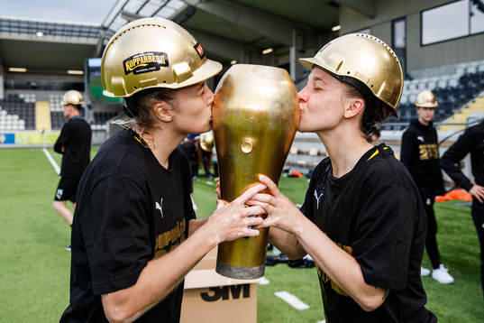 Häckens Filippa Angeldahl och Julia Zigiotti Olme jublar med Susanne Erlandssons pokal