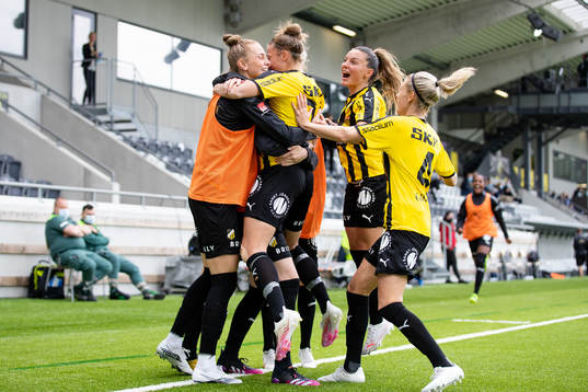 Häckens Filippa Angeldahl jublar med lagkamrater efter 1-0
