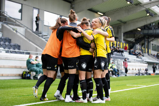 Häckens Filippa Angeldahl jublar med lagkamrater efter 1-0