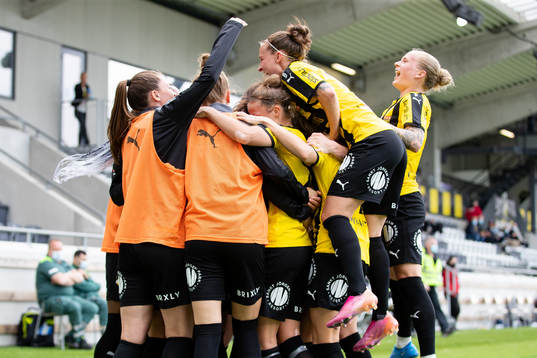 Häckens Filippa Angeldahl jublar med lagkamrater efter 1-0