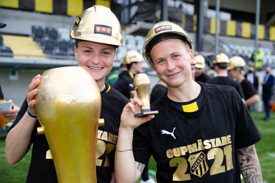 Häckens Milica Mijatovic och Filippa Curmark   poserar med Susanne Erlandssons pokal