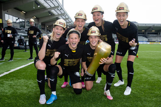 Häckens Stina Blackstenius, Filippa Curmark, Julia Zigiotti Olme, Filippa Angeldahl, Johanna Rytting Kaneryd och Emma Kullberg  poserar med Susanne Erlandssons pokal