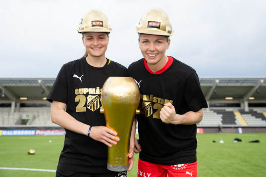 Häckens Milica Mijatovic och målvakt Jennifer Falk  poserar med Susanne Erlandssons pokal