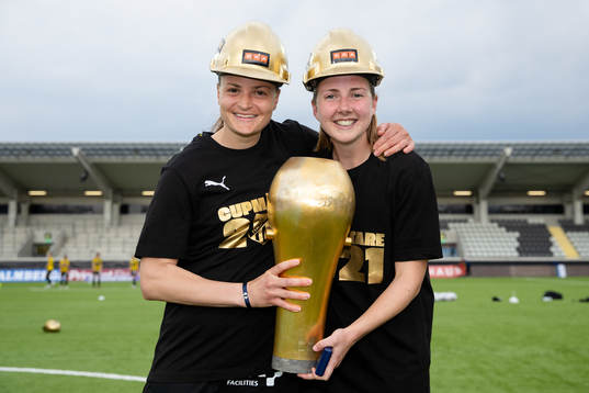 Häckens Milica Mijatovic och målvakt Jennifer Falk  poserar med Susanne Erlandssons pokal