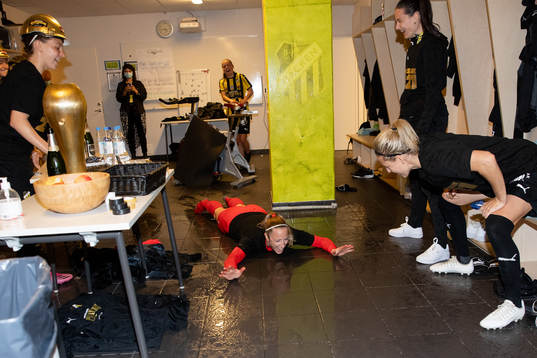 Häckens målvakt Loes Guerts firar