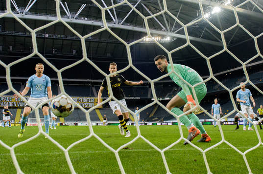 s Bojan Radulovic jublar efter 1-1 bakom Malmö FFs målvakt Marko Johansson, Lasse Nielsen och Franz Brorsson under fotbollsmatchen i Allsvenskan mellan AIK och Malmö FF den 13 maj 2021 i Stockholm. 