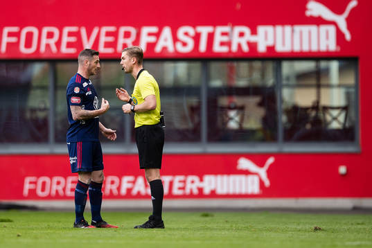 Östers James Keene i diskussion med domare Fredrik Hansson