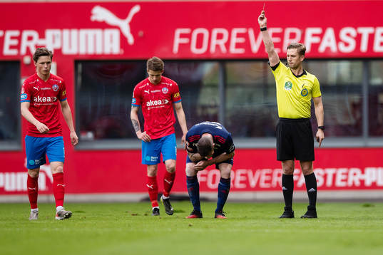 Östers James Keene tilldelas ett gult kort av domare