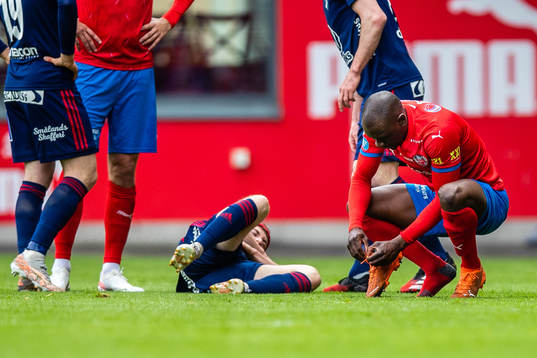 Östers Carl Johansson har ont och Helsingborgs Ravy Tsouka-Dozi har tappat en sko i en duell