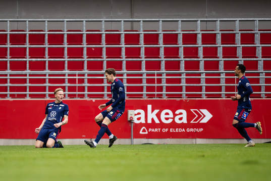 Östers Filip Örnblom jublar