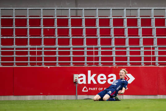 Östers Filip Örnblom jublar