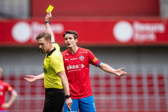 Helsingborgs Wilhelm Loeper tilldelas ett gult kort av