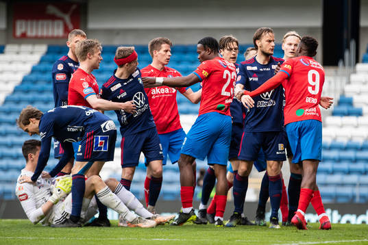 Helsingborgs Noel Mbo och Alhaji Gero i bråk med Östers spelare