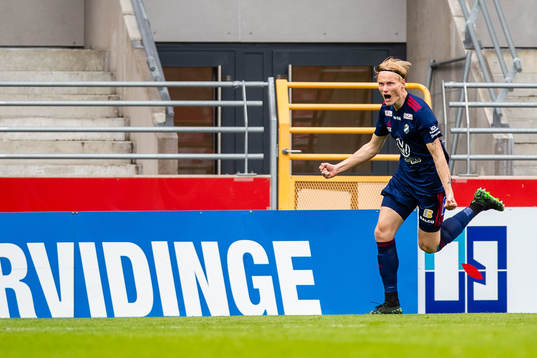 Östers Filip Örnblom jublar