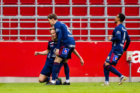 Östers Filip Örnblom jublar och kramas om av John Stenberg