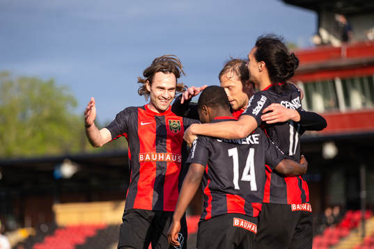 Brommapojkarnas Simon Helg och Jardell Kanga jublar efter 5-0