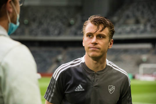 Djurgårdens Rasmus Schüller talar med media