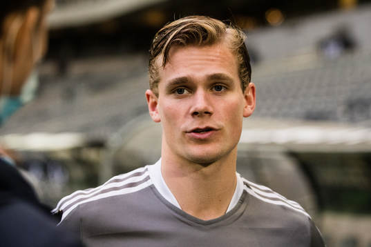 Djurgårdens Hampus Finndell talar med media
