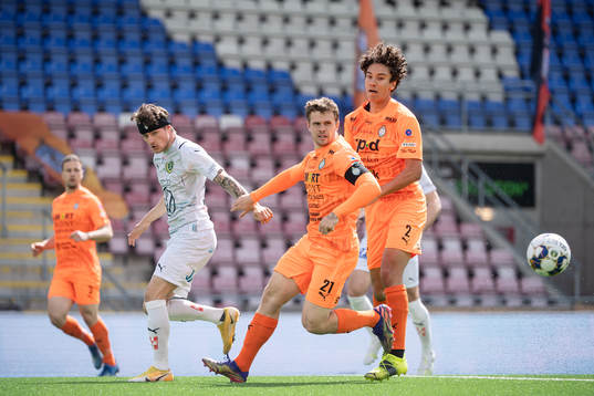 Jönköpings Adrian Edqvist mot AFC Eskilstunas Jesper