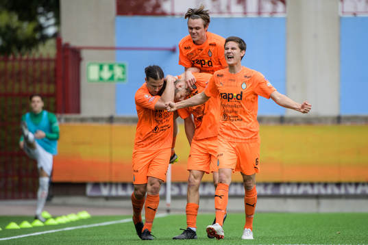 AFC Eskilstunas Ashley Mark Coffey jublar tillsammans med lagkamrater efter 1-0