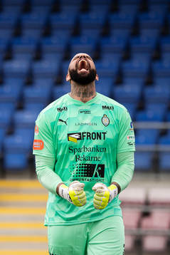 AFC Eskilstunas målvakt Joshua Wicks jublar