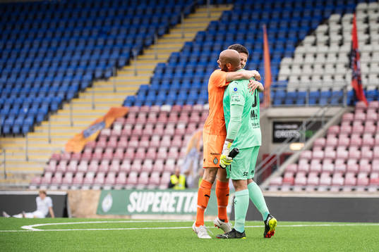 AFC Eskilstunas Rasmus Wikström och målvakt Joshua Wicks jublar