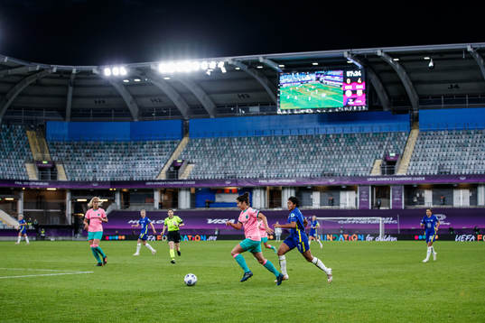Marta Torrejon of Barcelona and Jessica Carter of Chelsea