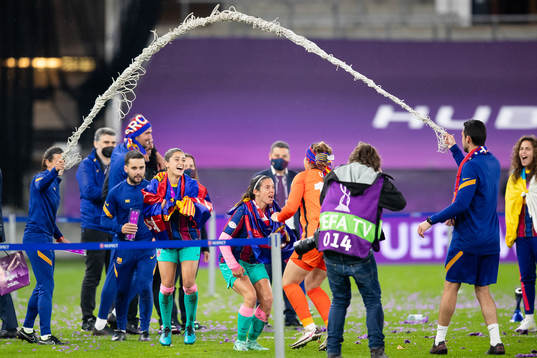 Players of Barcelona skips rope