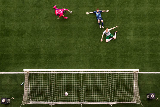 Hammarbys Gustav Ludwigson gör 1-1 bakom Djurgårdens