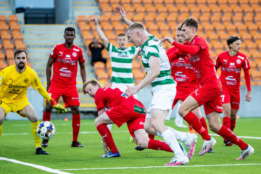 Värnamos målvakt Pilip Vaitsiakhovich och Charlie