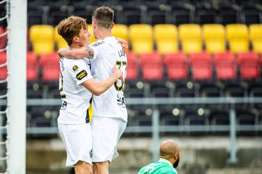 s Tom Strannegård och Mikael Lustig jublar efter 1-0 under fotbollsmatchen i Allsvenskan mellan Östersund och AIK den 17 maj 2021 i Östersund. 
