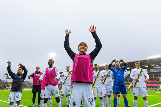 s Tom Strannegård jublar med lagkamrater efter fotbollsmatchen i Allsvenskan mellan Östersund och AIK den 17 maj 2021 i Östersund. 