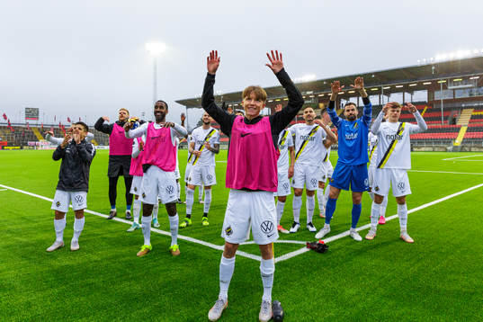 s Tom Strannegård jublar med lagkamrater efter fotbollsmatchen i Allsvenskan mellan Östersund och AIK den 17 maj 2021 i Östersund. 