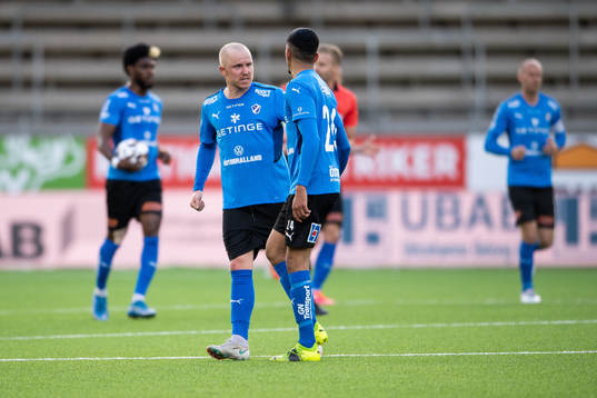 Halmstads Simon Lundevall jublar med Amir Al-Ammari efter 2-1